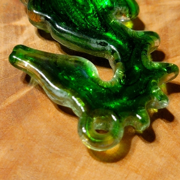 Beautiful NEW Rainbow Greenish Murano Style Sea Horse Pendant - Picture 6 of 11